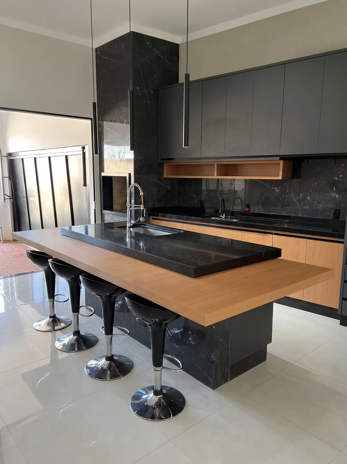 Cozinha planejada preta com ilha de granito e tampo amadeirado, feita pela Marcenaria Kokinho