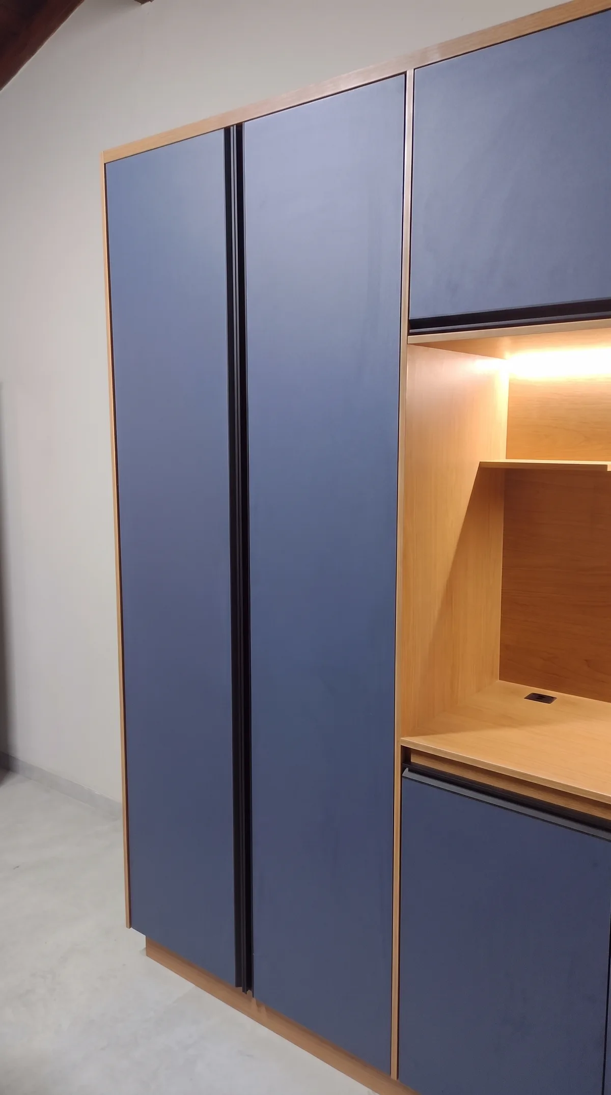 Guarda-roupa planejado azul com escrivaninha embutida iluminada por LED